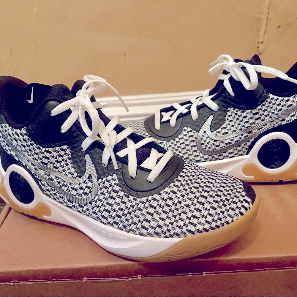 Nike Kevin Durant basketball shoe men’s size 6.5 new never tried on or worn